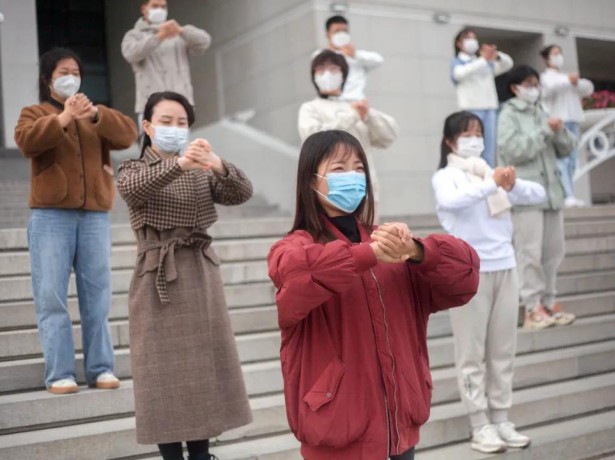 手绘心语 抗疫同担———顶盛体育·(中国)官方网站美育志愿者用艺术火种唤醒生命美感